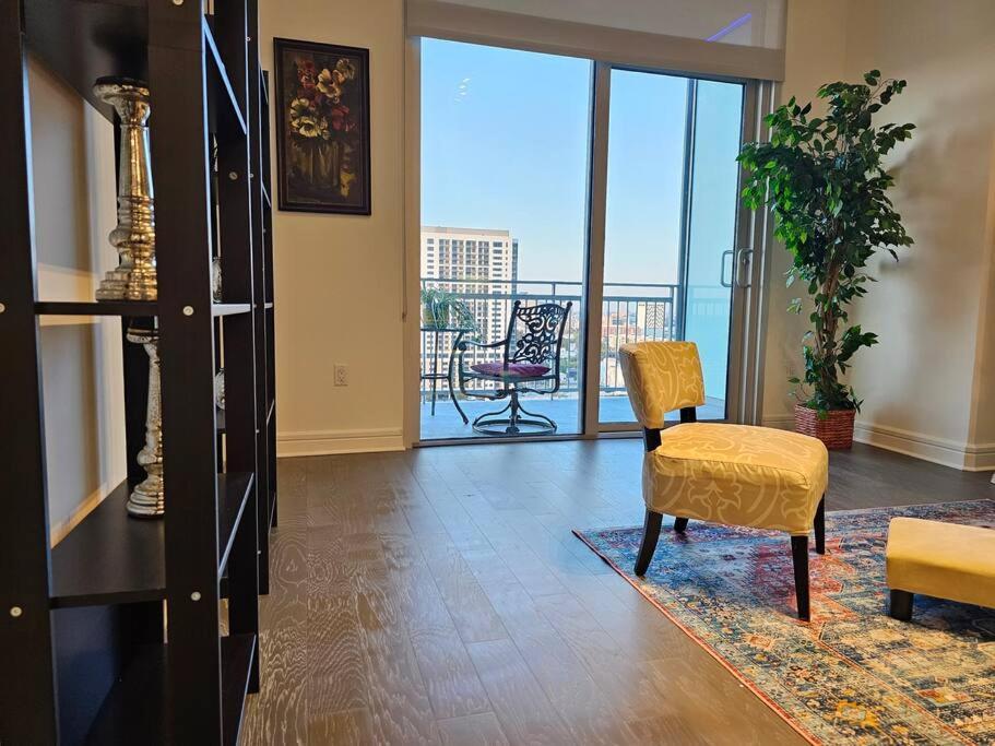 Luxury Highrise In Midtown - Skyline Views And Chic Decor Houston