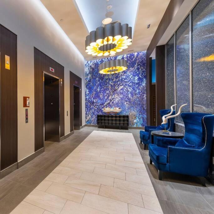 Luxury Highrise In Midtown - Skyline Views And Chic Decor Houston