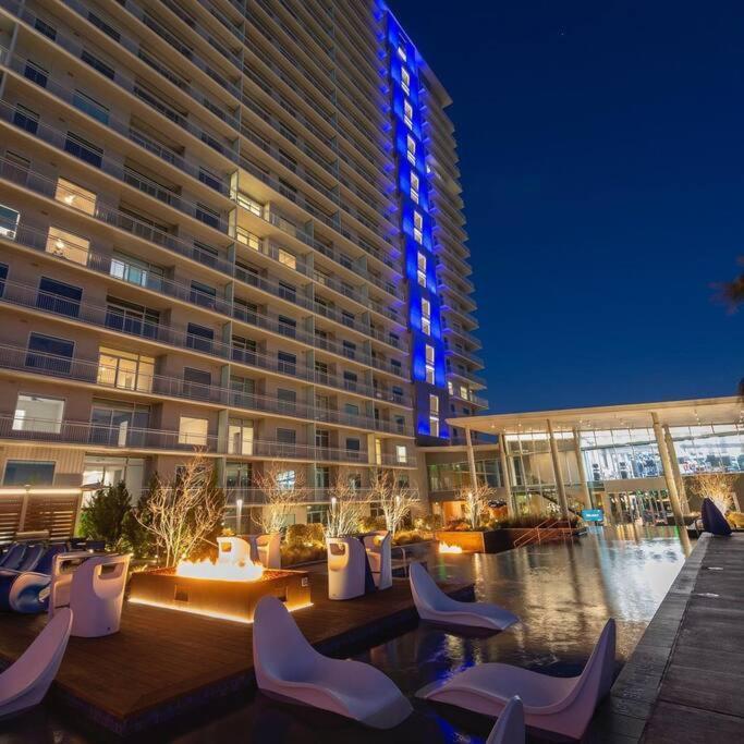 Luxury Highrise In Midtown - Skyline Views And Chic Decor * Houston