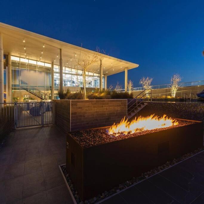 Luxury Highrise In Midtown - Skyline Views And Chic Decor Houston
